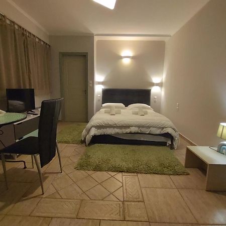 Central Studio - Fully Equiped. Ideal For Couples Patras Buitenkant foto