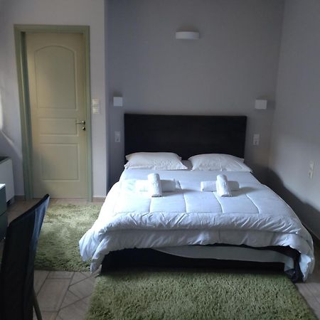 Central Studio - Fully Equiped. Ideal For Couples Patras Buitenkant foto