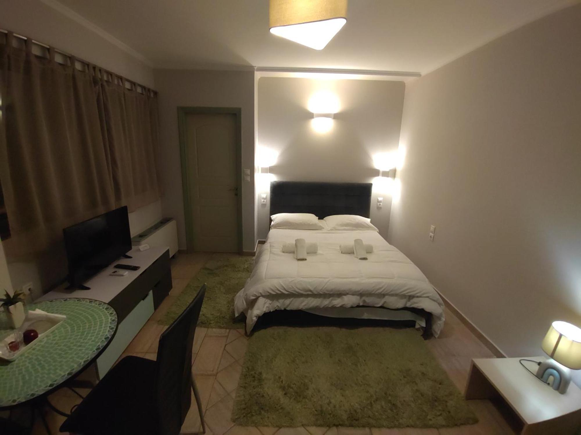 Central Studio - Fully Equiped. Ideal For Couples Patras Buitenkant foto