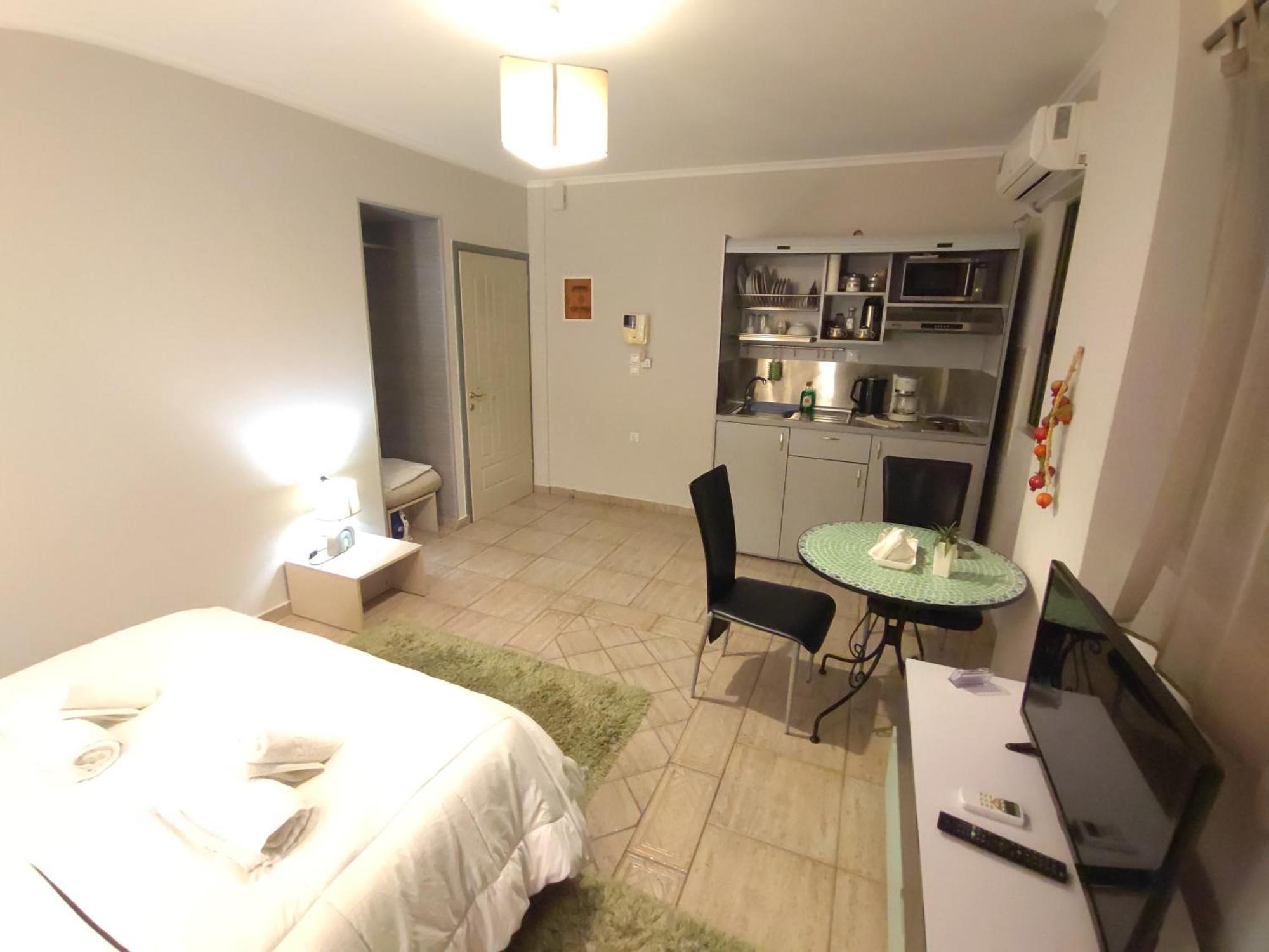 Central Studio - Fully Equiped. Ideal For Couples Patras Buitenkant foto