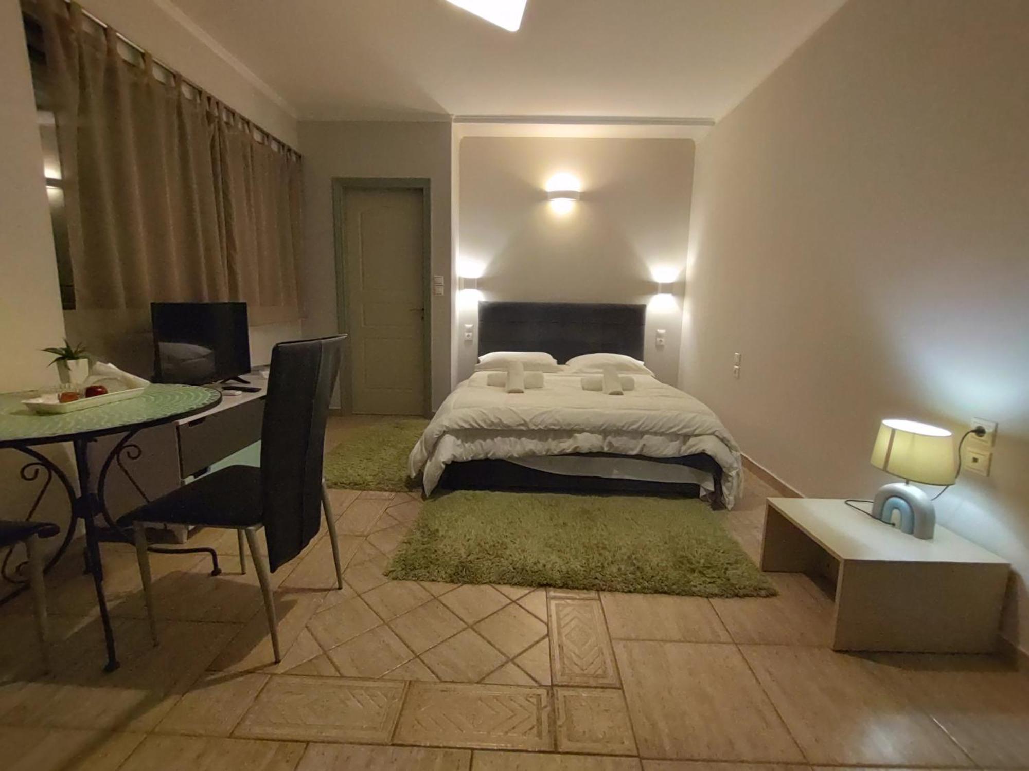 Central Studio - Fully Equiped. Ideal For Couples Patras Buitenkant foto