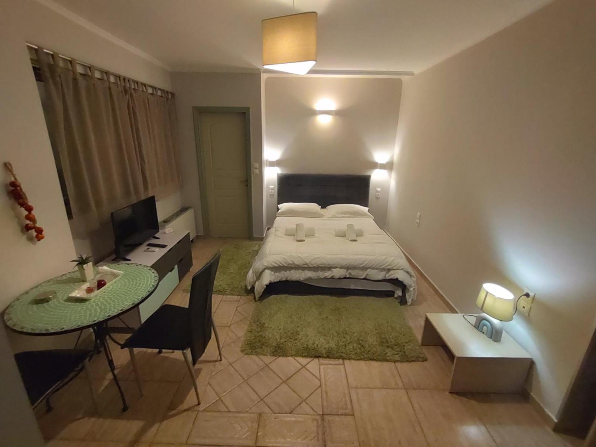 Central Studio - Fully Equiped. Ideal For Couples Patras Buitenkant foto