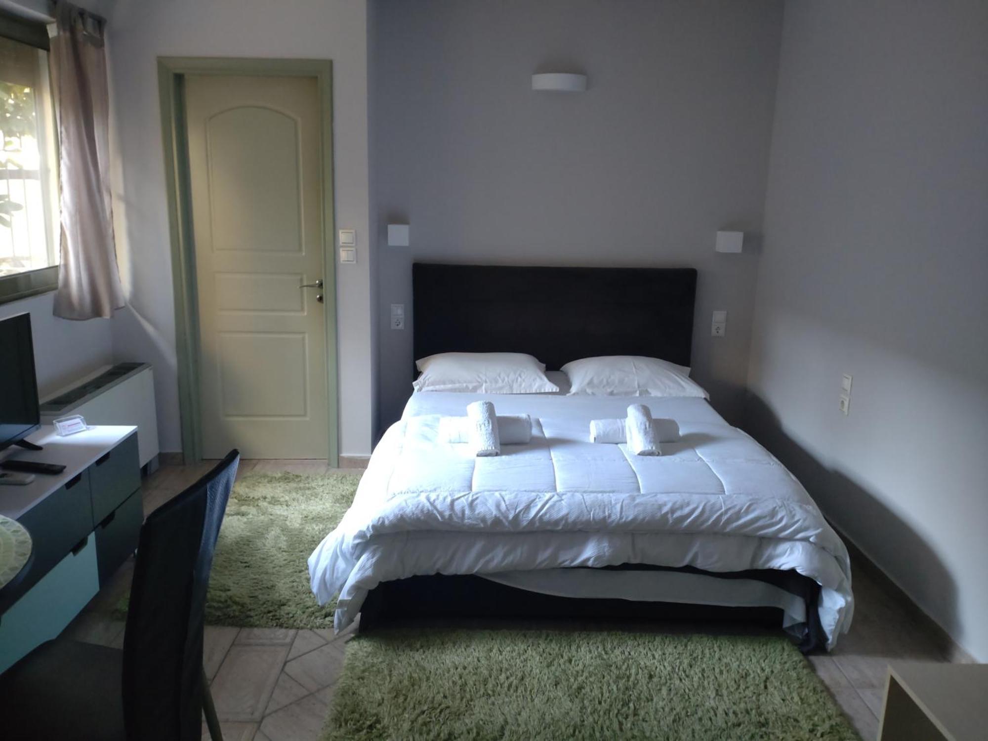 Central Studio - Fully Equiped. Ideal For Couples Patras Buitenkant foto