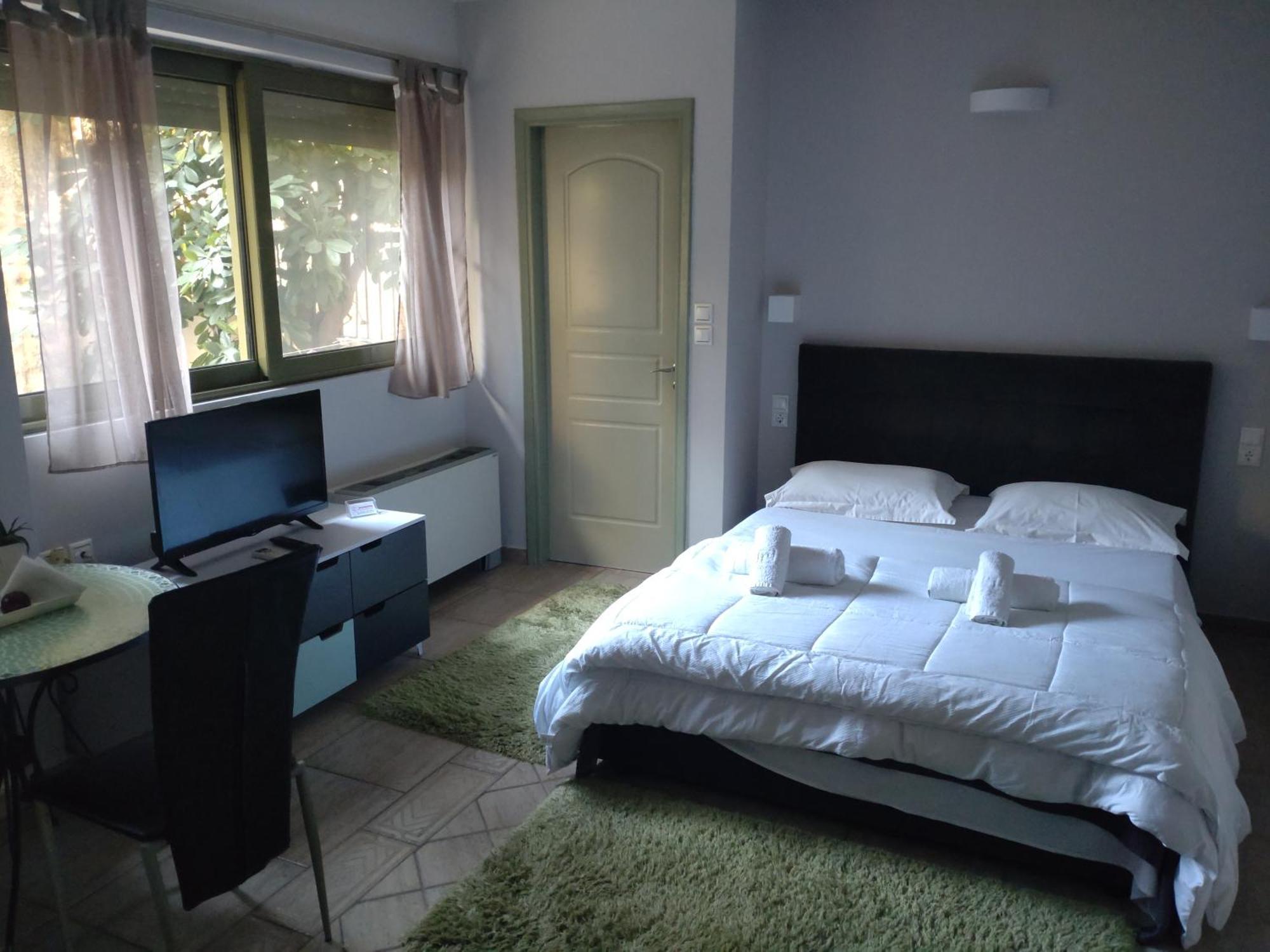 Central Studio - Fully Equiped. Ideal For Couples Patras Buitenkant foto