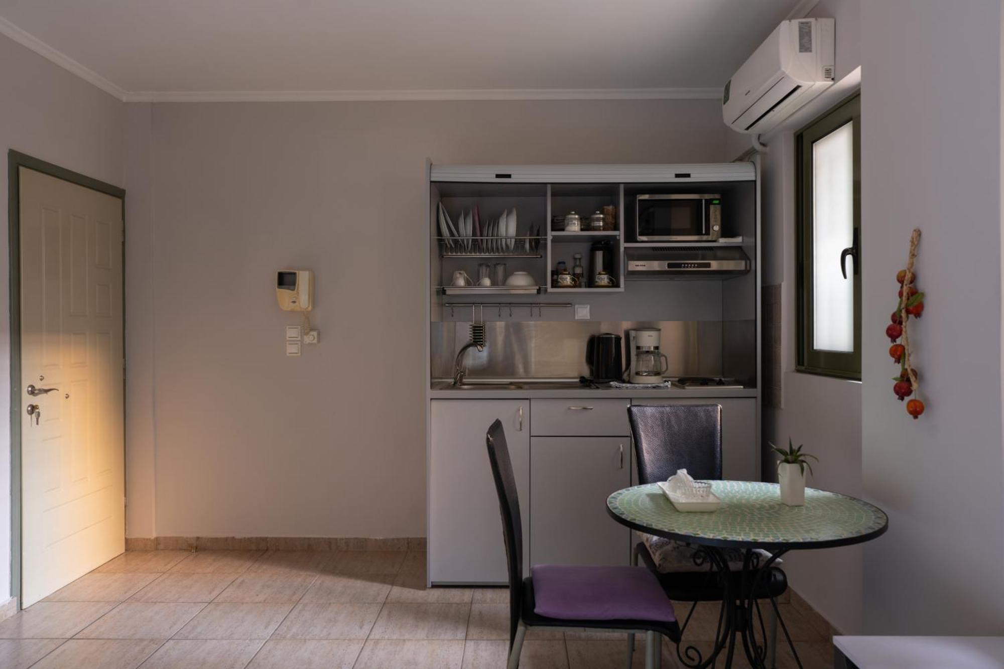 Central Studio - Fully Equiped. Ideal For Couples Patras Buitenkant foto