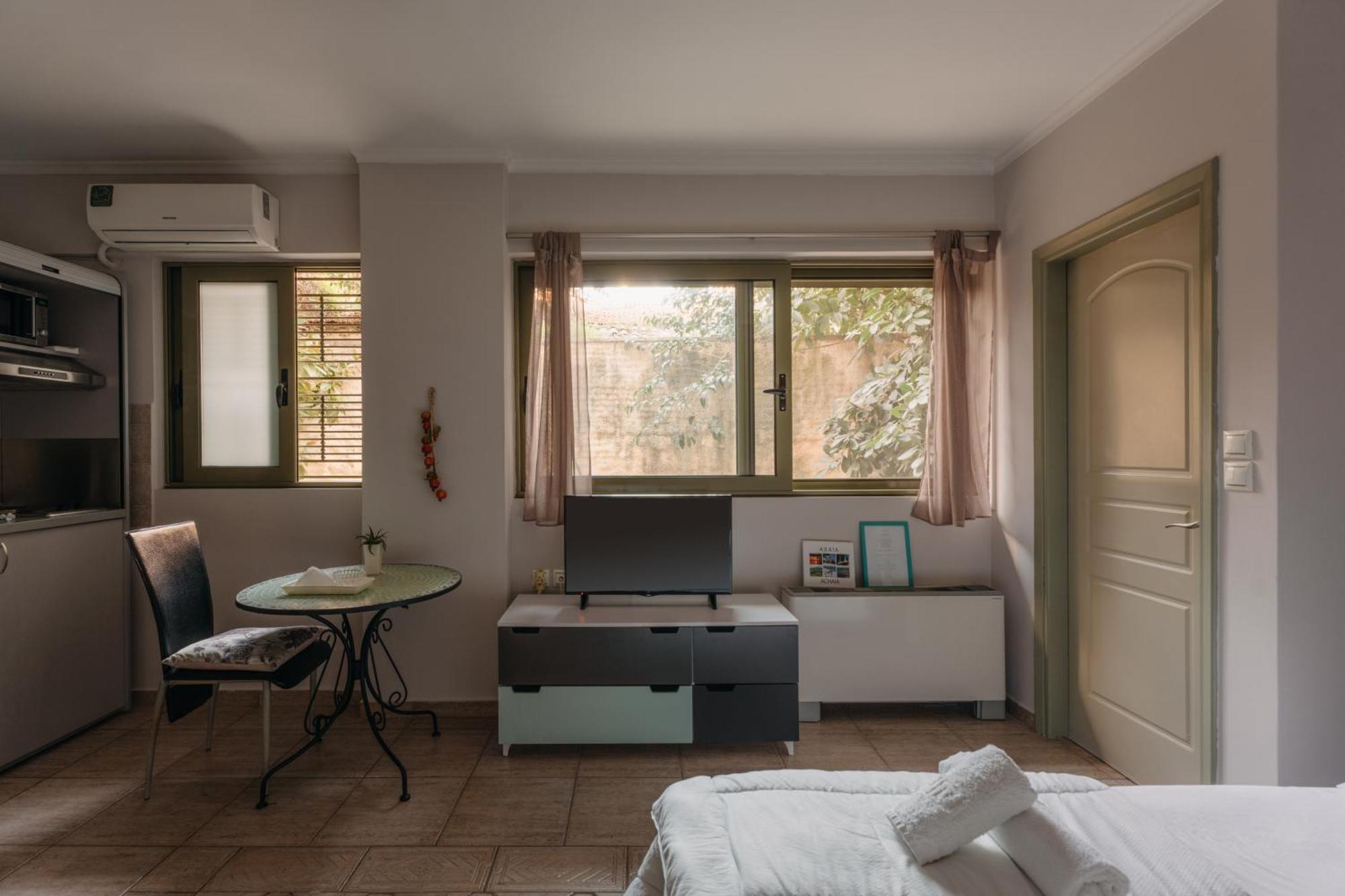 Central Studio - Fully Equiped. Ideal For Couples Patras Buitenkant foto