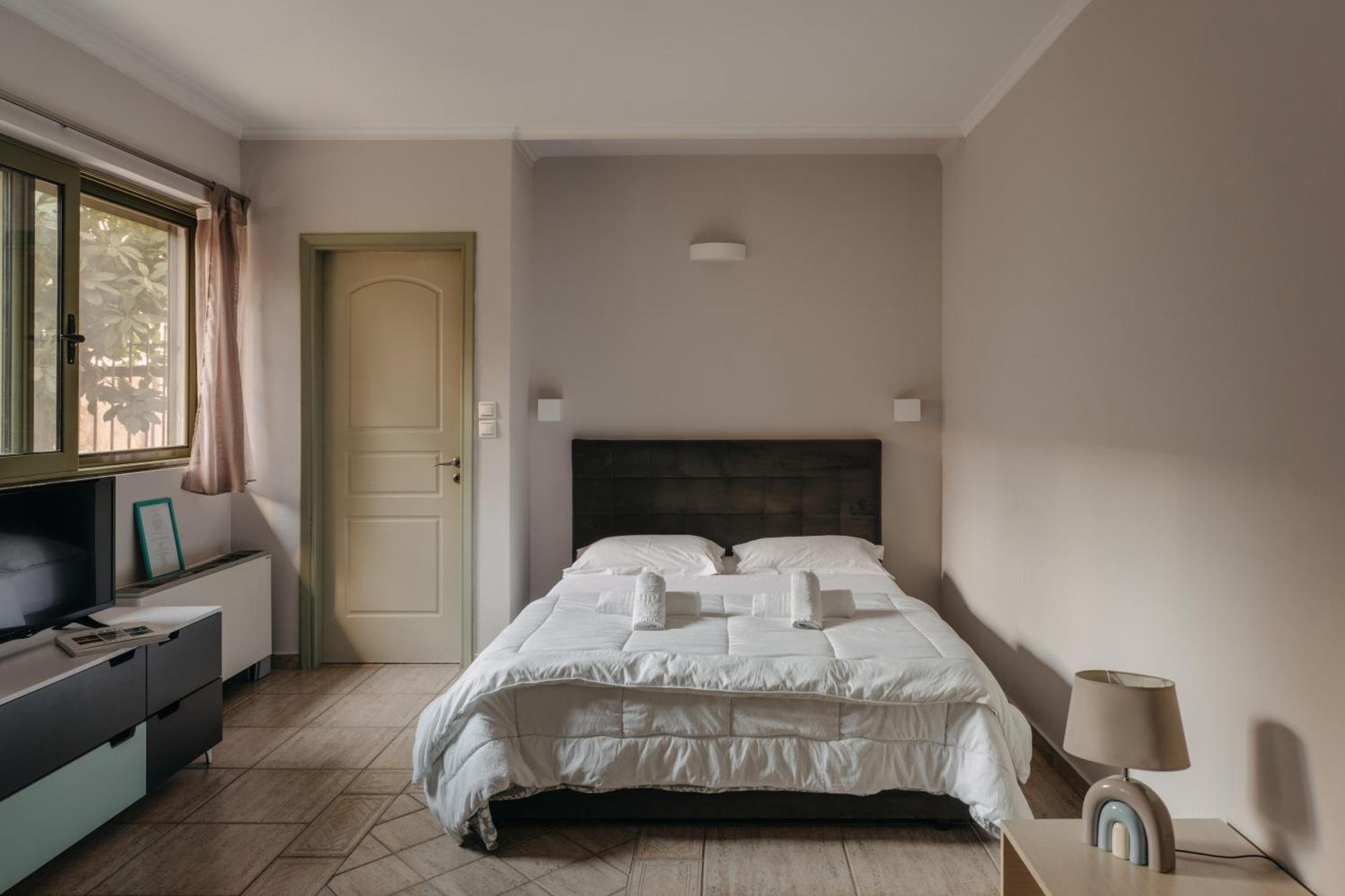 Central Studio - Fully Equiped. Ideal For Couples Patras Buitenkant foto